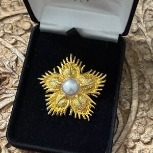Vintage Goldtone flower brooch